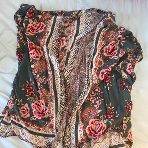 GREEN FLORAL CARDIGAN.